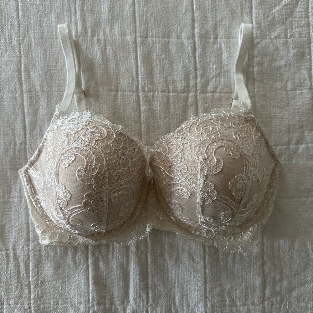 VICTORIA’S SECRET Lace Bra
